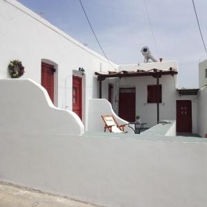 Péran TriovasálosVenduri House的白色的建筑,旁边设有椅子