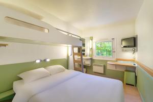 穆昂萨尔图B&B HOTEL Cannes Mouans Sartoux的卧室配有一张白色大床和电视。