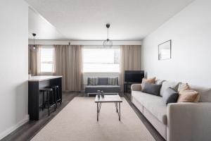 坦佩雷2ndhomes Tampere "Otavala" Apartment - Just Renovated - Hosts 8的客厅配有沙发和桌子