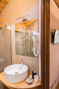 UsseauxLA PLACETTE - Albergo diffuso e Trattoria的一间带水槽和镜子的浴室