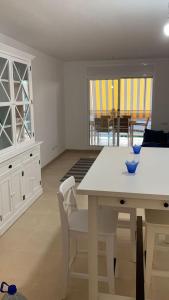 霍斯皮塔勒·德尔英福Oliveres的白色的用餐室配有桌椅