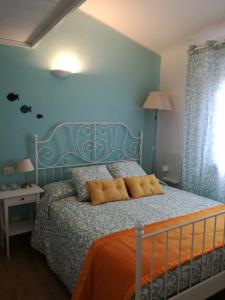 杰若米斯Cara Catherine的一间卧室配有带橙色枕头的床