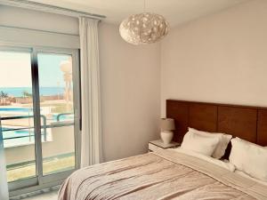 Apartment Sea Breeze – Apartamento Brisas del Mar客房内的一张或多张床位