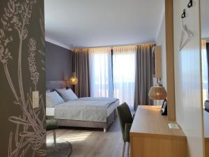 Landhotel Rittmeister & Kräuter-SPA Adults Only客房内的一张或多张床位