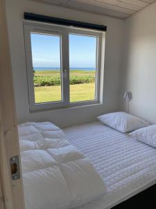 埃伯鲁普Aa Strand Camping的一间白色卧室,配有两张床和窗户