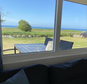 埃伯鲁普Aa Strand Camping的从窗口可欣赏到桌椅的景色