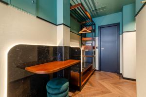 里斯本Nicola Rossio Hotel的厨房配有桌子和蓝色的墙壁