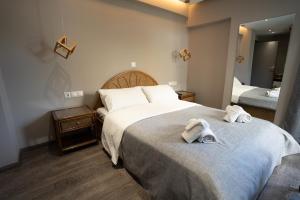 雅典帕神斯里维埃拉酒店的一间卧室配有两张带毛巾的床