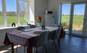 古兹耶姆Yggdrasil Guest Lodge的一间带桌椅和窗户的用餐室