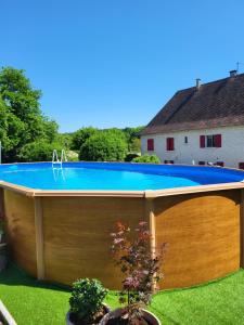 Saint-RabierThe apartment的后院的游泳池,设有木甲板