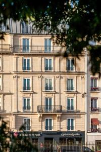 巴黎巴蒂诺尔歌剧院贝斯特维斯特优质酒店的一座带阳台的大建筑