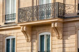 巴黎巴蒂诺尔歌剧院贝斯特维斯特优质酒店的大楼一侧的阳台
