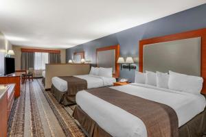 纽伯格贝斯特韦斯特纽伯格酒店的酒店客房设有两张床和电视。