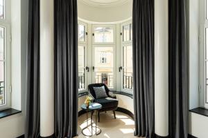 魏玛Hotel Schillerhof, Weimar的客房设有带椅子和桌子的窗户。