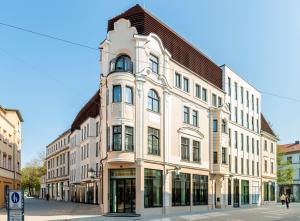 魏玛Hotel Schillerhof, Weimar的街道拐角处的白色大建筑
