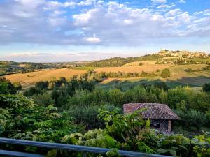 VignaleVilla Morneto的山丘上房屋的田野景致