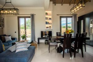 斯沃伦塔Luxury Villa Chrisi的客厅配有桌子和蓝色沙发