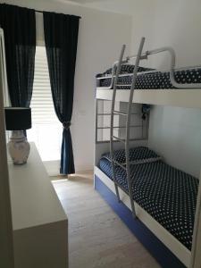 利多迪耶索罗CASA Chloe'的一间卧室设有两张双层床和一扇窗户。