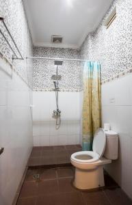 乌布巴厘岛巴提克斯卡尔民宿的一间带卫生间和淋浴的浴室