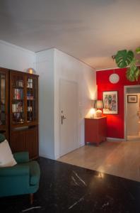 比雷埃夫斯Nina's cozy apartment in Mikrolimano的客厅设有蓝色椅子和红色墙壁