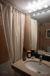 Nina's cozy apartment in Mikrolimano的一间浴室