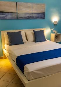 玛格丽塔萨沃亚Blu Salina - Casa Vacanze的一张大床,位于一个蓝色的墙壁内