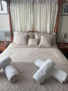 布莱克浦Riversvale Hotel的床上配有枕头和毛巾