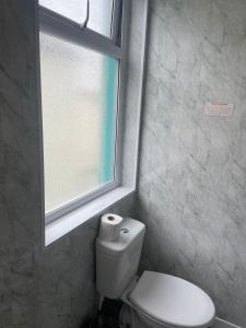 布莱克浦Riversvale Hotel的一间带白色卫生间的浴室和窗户。