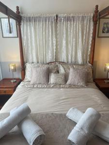 布莱克浦Riversvale Hotel的一张带白色毯子和枕头的床