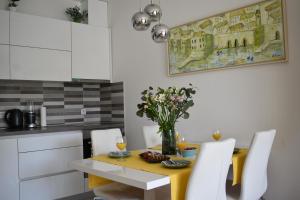 杜布罗夫尼克Apartment Vapor的厨房配有黄色桌子和白色橱柜