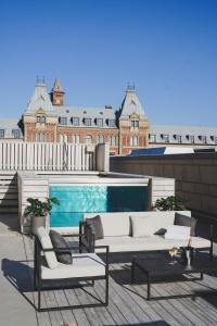 赫尔辛堡Clarion Hotel Sea U的带沙发的庭院和大楼内的游泳池