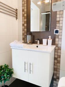 格但斯克Lounge Club Apartment的白色的浴室设有水槽和镜子