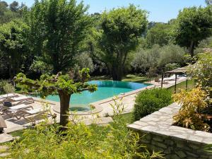 尼姆Guest House Encantada的花园中的一个游泳池