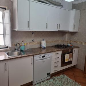 米尔芳提斯城PÉ NA AREIA by Stay in Alentejo的厨房配有白色橱柜和水槽