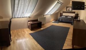 布达佩斯Boulevard City Panzió - self check-in的一间卧室配有一张床和黑色地毯