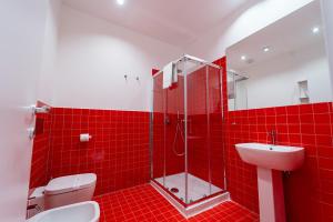 那不勒斯P.C. Boutique Medina H. Napoli Centro, by Clapa Group的红色瓷砖浴室设有卫生间和水槽