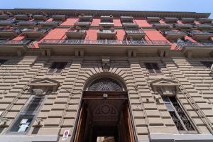 那不勒斯P.C. Boutique Medina H. Napoli Centro, by Clapa Group的一座高大的建筑,有门和红色的屋顶