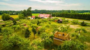 KassariVetsi Talli Holiday Village的享有农场的空中景色,拥有房子和树木