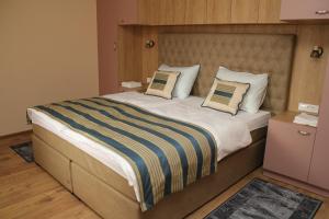 ErdutCOUNTRY HOUSE ERDUT的一间卧室配有一张大床和两个枕头