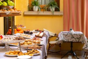 威尼斯圣塔马丽娜酒店的自助餐,餐桌上有很多盘子