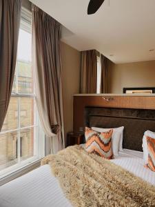 诺丁汉Lace Market Hotel的一间卧室设有一张大床和一个窗户。