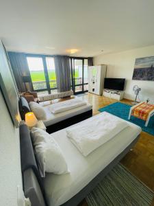 科隆Messe Apartment Köln West的一间带两张床的卧室和一间客厅