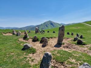 奥尔瓦伊特塞塔Hostal Rural Iratiko Urkixokoa的停在一块岩石地上的自行车