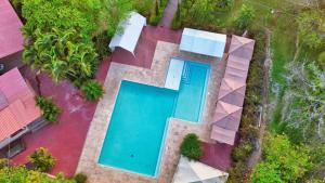 SanarateCasa Santa Teresita - Cabaña tipo glampling的享有游泳池和庭院的顶部景致