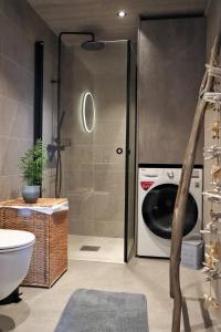 FavangNew and fresh apartement in Kvitfjell的带淋浴的浴室内的洗衣机