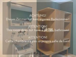 因特拉肯5th Floor Basic Rooms - shared bathrooms的一张带镜子和水槽的浴室的照片