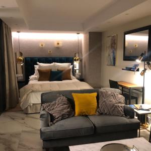 德尼亚Marqués Petit Premium的一间卧室配有一张大床和一张沙发