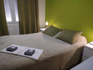 拉科鲁尼亚PENSION132的一间卧室配有一张大床和两条毛巾
