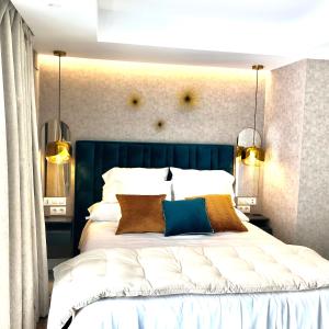德尼亚Marqués Petit Premium的卧室配有一张带两个枕头的大白色床