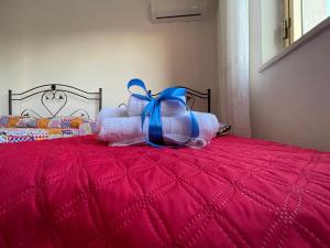 特拉帕尼Sunset的床上的一大堆枕头,上面有蓝色的弓